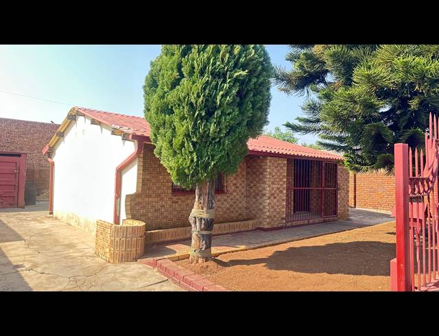 2 BEDROOM HOUSE FOR SALE IN MABOPANE  UNIT B